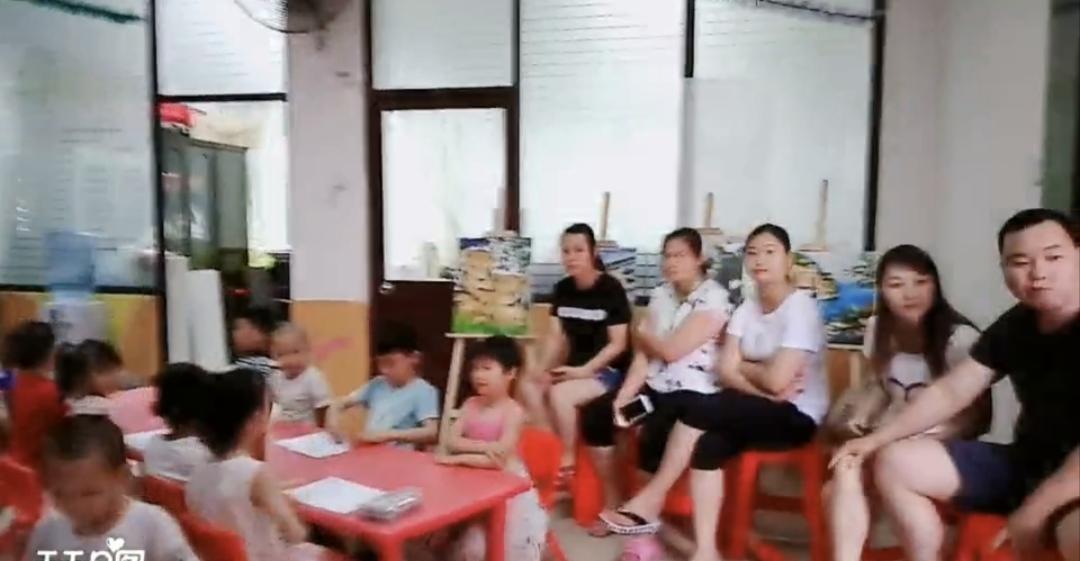 很多朋友以为我是近几年才喜欢田园生活，无聊才爱上做手工。
​实际我从小受家庭影响