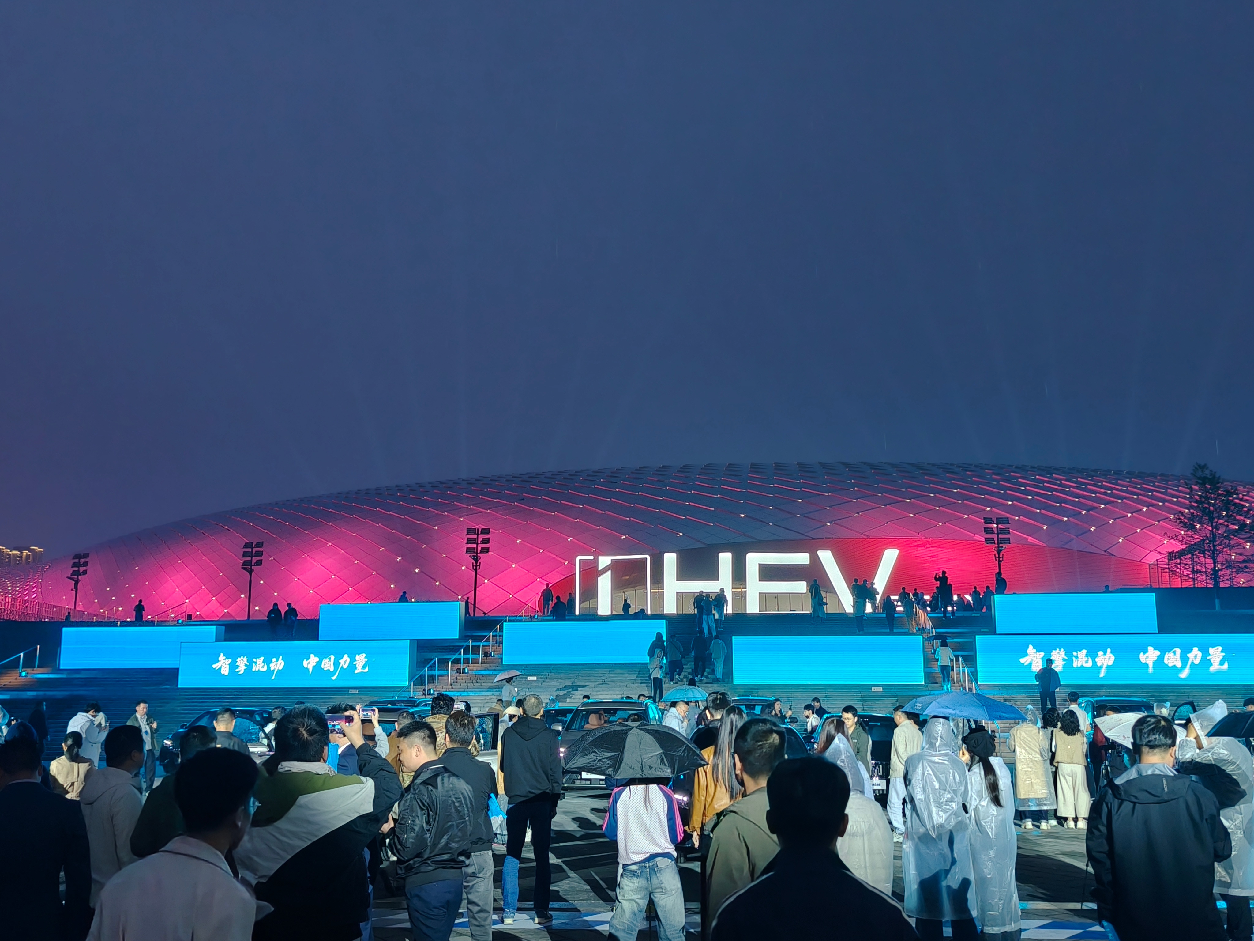 同事去杭州看今晚即将发布的 i-hev 智擎混动技术，吉利这套混动亮点很多，也有