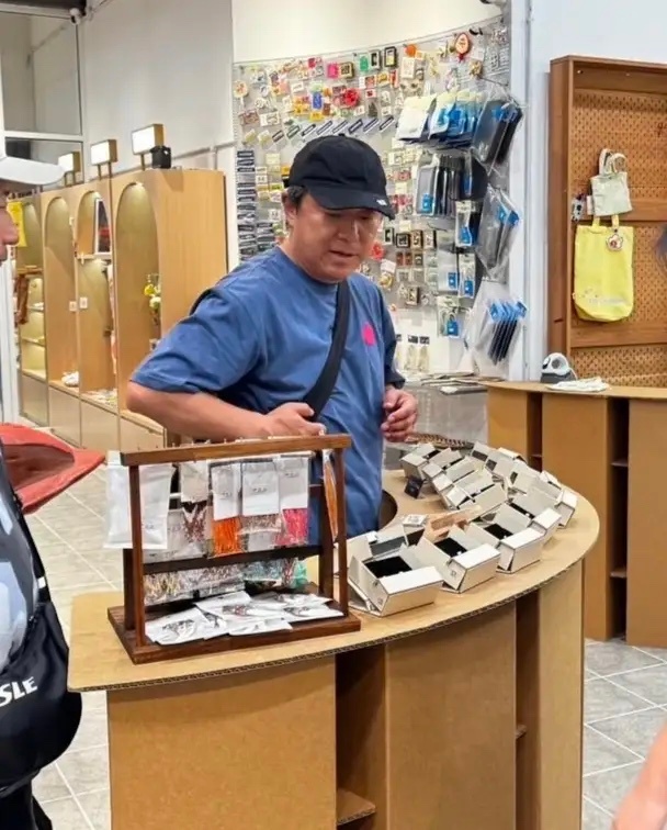 52岁黄渤现身马来西亚逛街购物被偶遇，他穿着一身低调的日常休闲服，形象朴素接地气