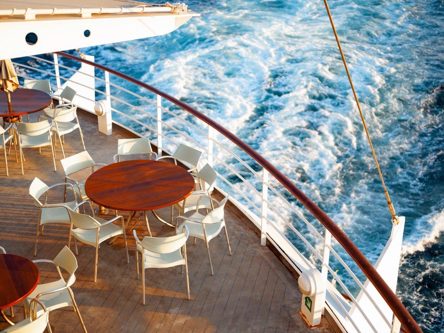 家人们！9月底蓝梦邮轮·蓝梦之歌号在深圳首航啦！当天还举办了温馨的首航仪式，演员