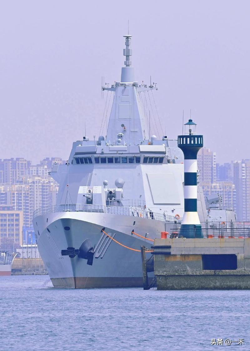 万吨大驱南昌舰上演海上对决，硬核守护祖国海疆
 
凌晨6点的西太平洋，气氛瞬间紧