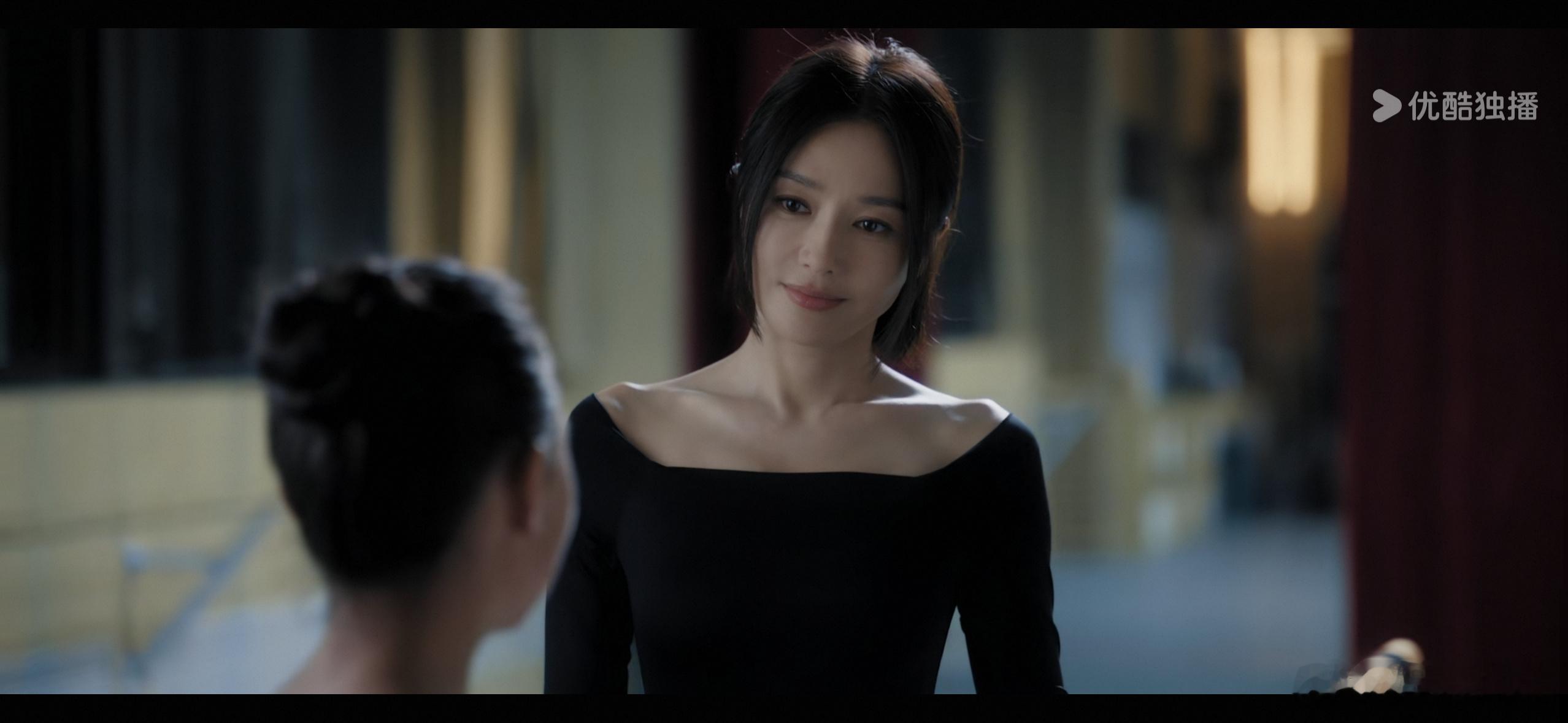 秦岚盘发秦岚低丸子头搭配抹胸黑蓝绿撞色拖地长裙超有格调，剧里谭思婷作为芭蕾女王，