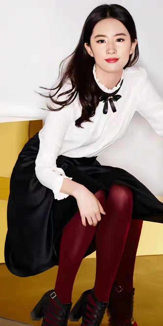 这才是真正的美女：刘亦菲。刘晓庆。优雅端庄，长相干净清纯甜美，你喜欢这样类型的美