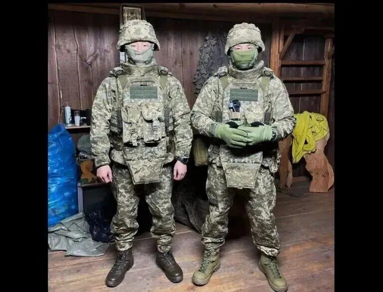 不到一个月就KO在乌克兰，遗体都还留在荒野。
这2名港人分别为23岁及30岁，2