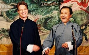 1989年春晚，一个金发碧眼的外国青年，用一口流利的普通话问候观众：“玉兰开门呐