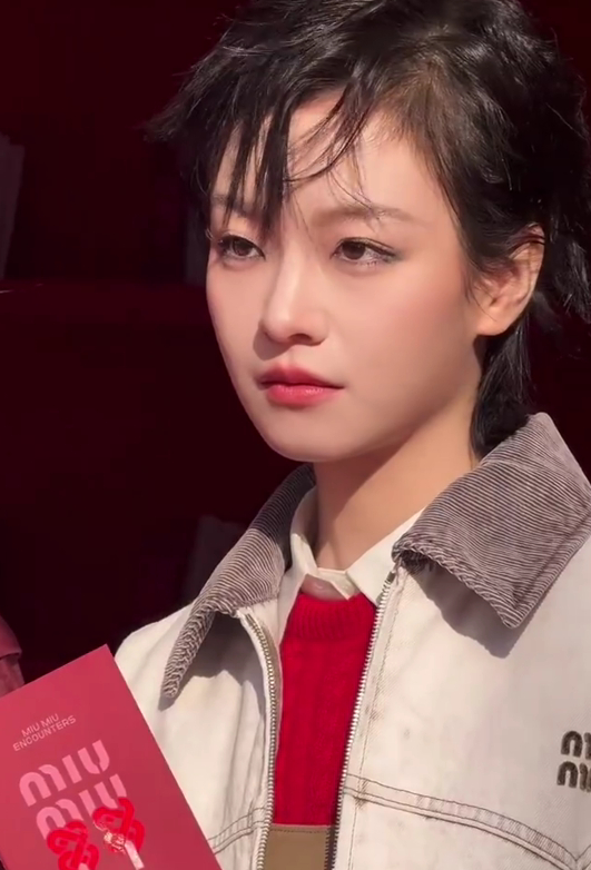 赵今麦李庚希线下同框同框现身，生图状态诠释颜值天花板，无美颜的镜头下二人皮肤状态