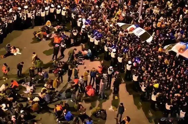 还记得么？2014年12月31日，上海外滩陈毅广场发生了一起严重的群众聚集踩踏事