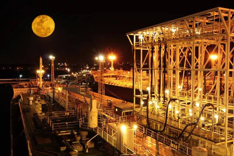 当地时间17日，委内瑞拉最大炼油厂阿穆艾炼油厂在停电后重新启动生产，这可是个大事