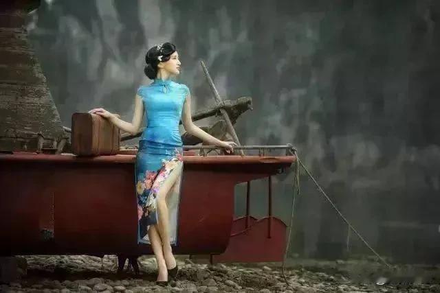 睡过很多男人的女人，一般都有以下三个特征：1，穿着时髦暴露，并且经常涂脂抹粉把自
