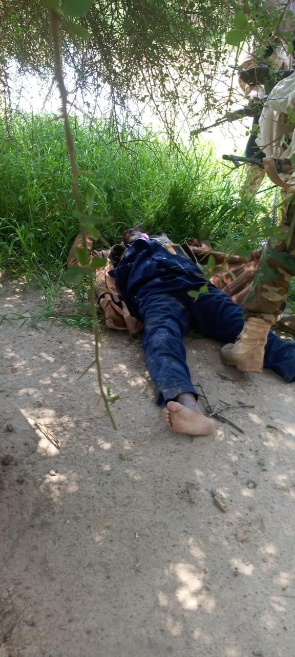 “基地”组织西非分支JNIM昨天在布基纳法索境内搞了一波黑吃黑，伏击并杀死了IS