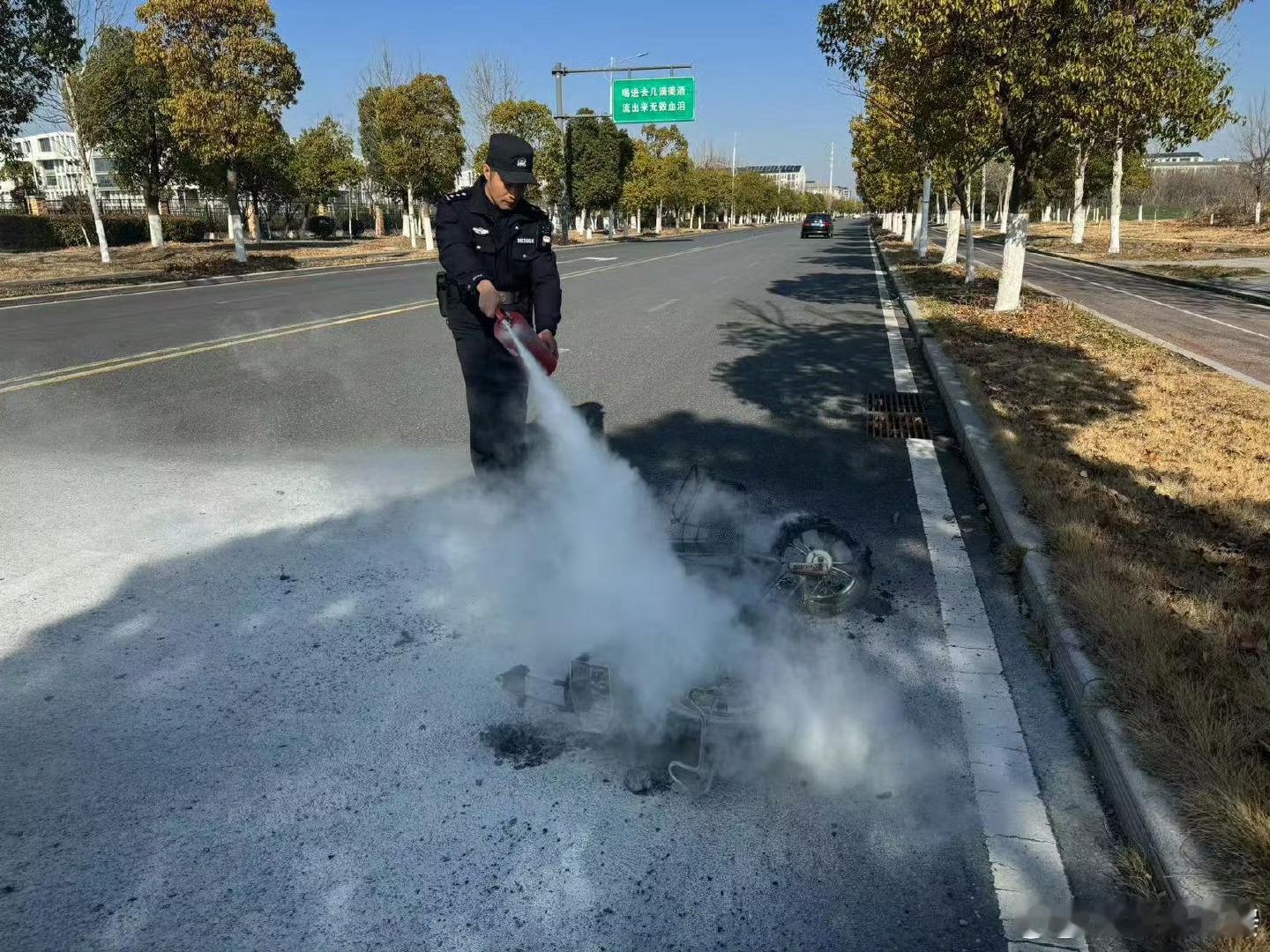 【 电动车发生自燃巡逻民警秒出警 】2月13日上午10许，安徽，黄麓派出所民警巡