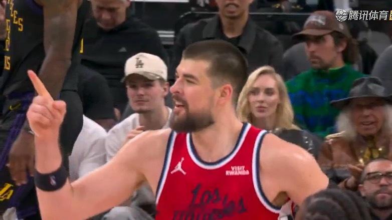 雷迪克忍不了了，换下詹姆斯…湖人vs快船
