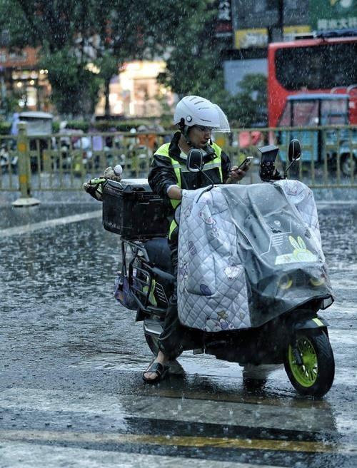 有位高中女老师，中午有点懒，不想做饭，就点了个外卖。等外卖送到的时候，她看着骑手