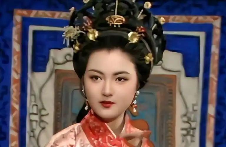 建始二年,呼韩邪单于病逝,继位的雕陶莫皋要按匈奴旧俗娶亲生母以外的这位阏氏,王昭