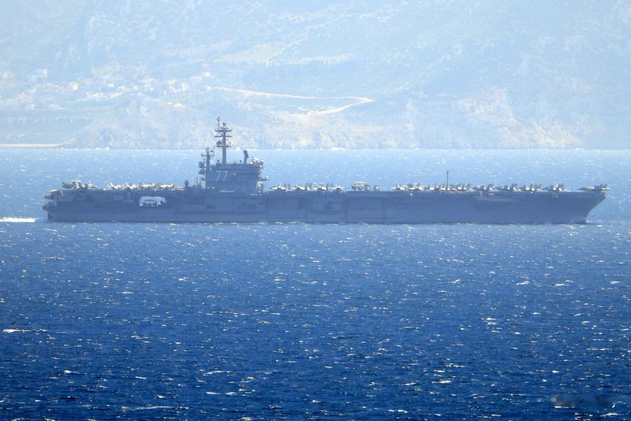 美国海军CVN-77“乔治布什号”号核动力航母向东通过直布罗陀海峡，进入美国海军