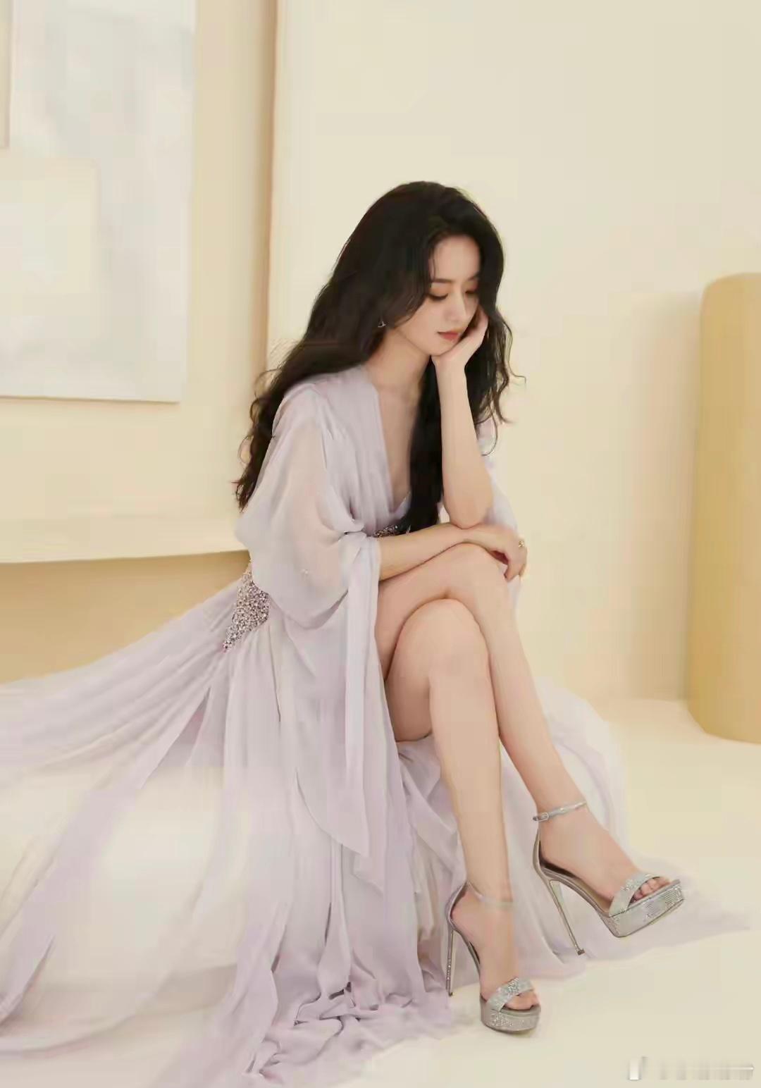 昨天发生个特好玩的事。神兽放暑假了，同事带了孩子来上班。结果那小子调皮得起飞，在