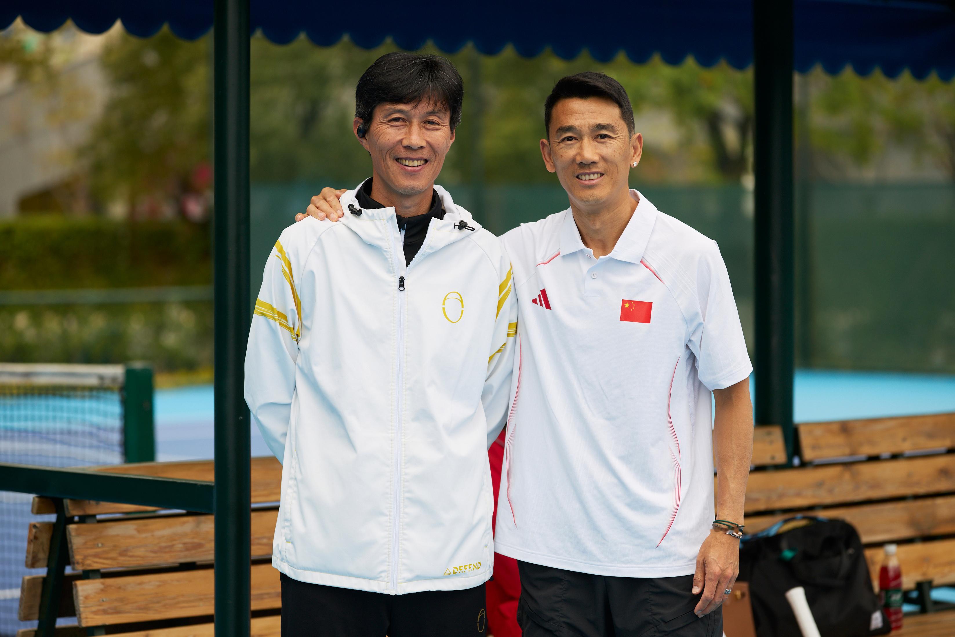 梦幻联线！中国足球名将商毅和区楚良在戴维斯杯中国队对葡萄牙队比赛的网球训练场合影