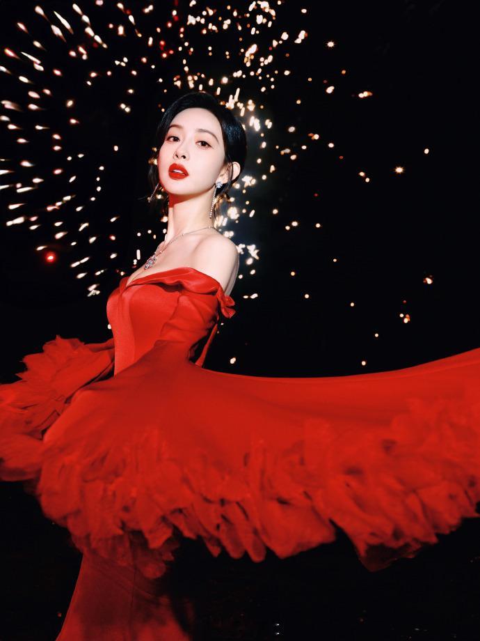 孟子义红色露肩叠纱鱼尾裙  孟子义穿上那红色露肩叠纱鱼尾裙，简直就是红玫瑰本花呀