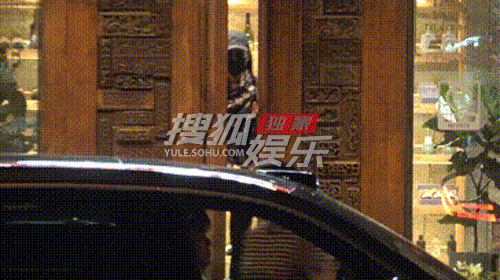 刘亦菲带助理一起吃韩式烤肉，饭后上车离开路透图 ​​​