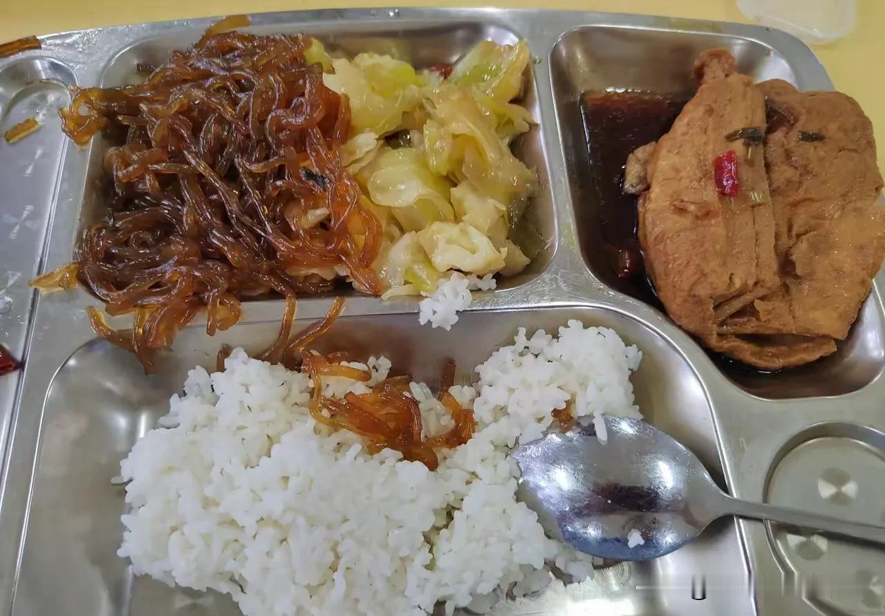 这伙食也太差了吧，居然连个荤菜都没有……[黑线][黑线][黑线]