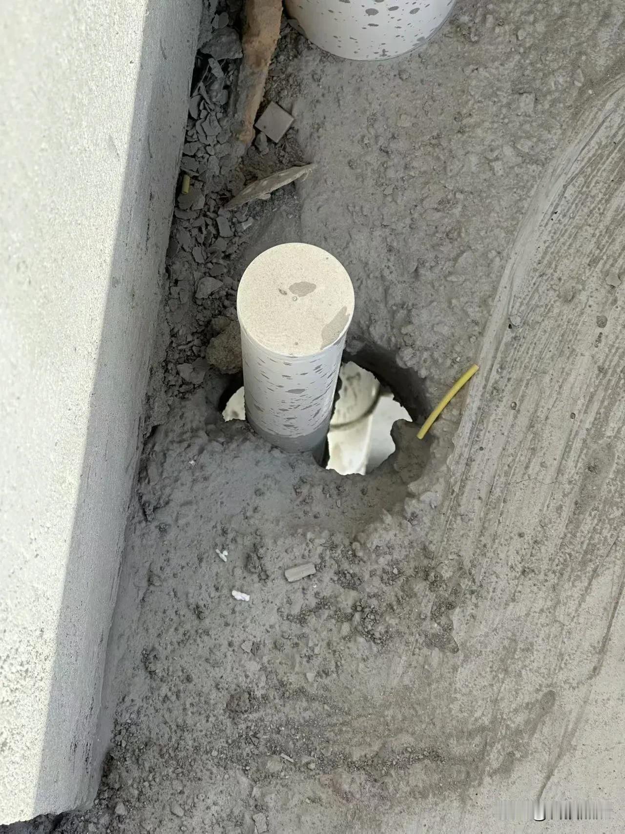 去工地溜达，看到别人家阳台有个窟窿，这可能是工人干活没注意，楼板浇筑的时候给整了