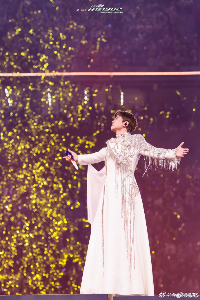 张杰唱天下时穿的披风好懂事张杰唱《天下》时，披风随旋律精准扬起，每一次摆动都踩在
