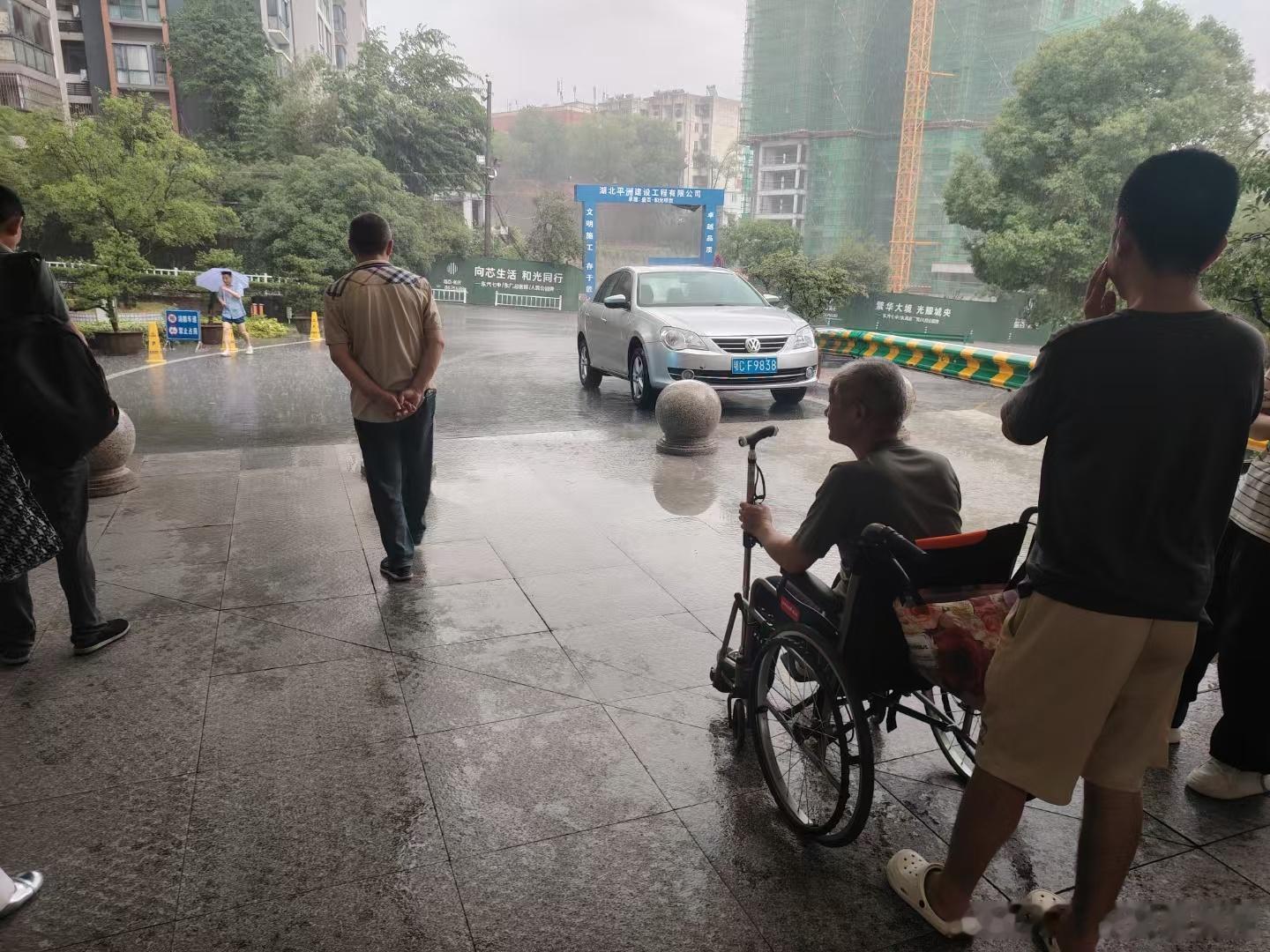 十堰2025年6月18日傍晚下起大雨，连日闷热天气有所缓解。 ​​​
