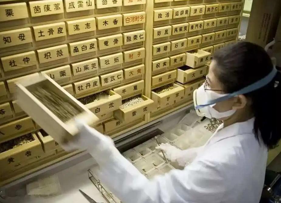 1900年，一位叫哈贝尔的德国医生旅居北京时，从中药铺开了一些龙骨作药引。在敲碎