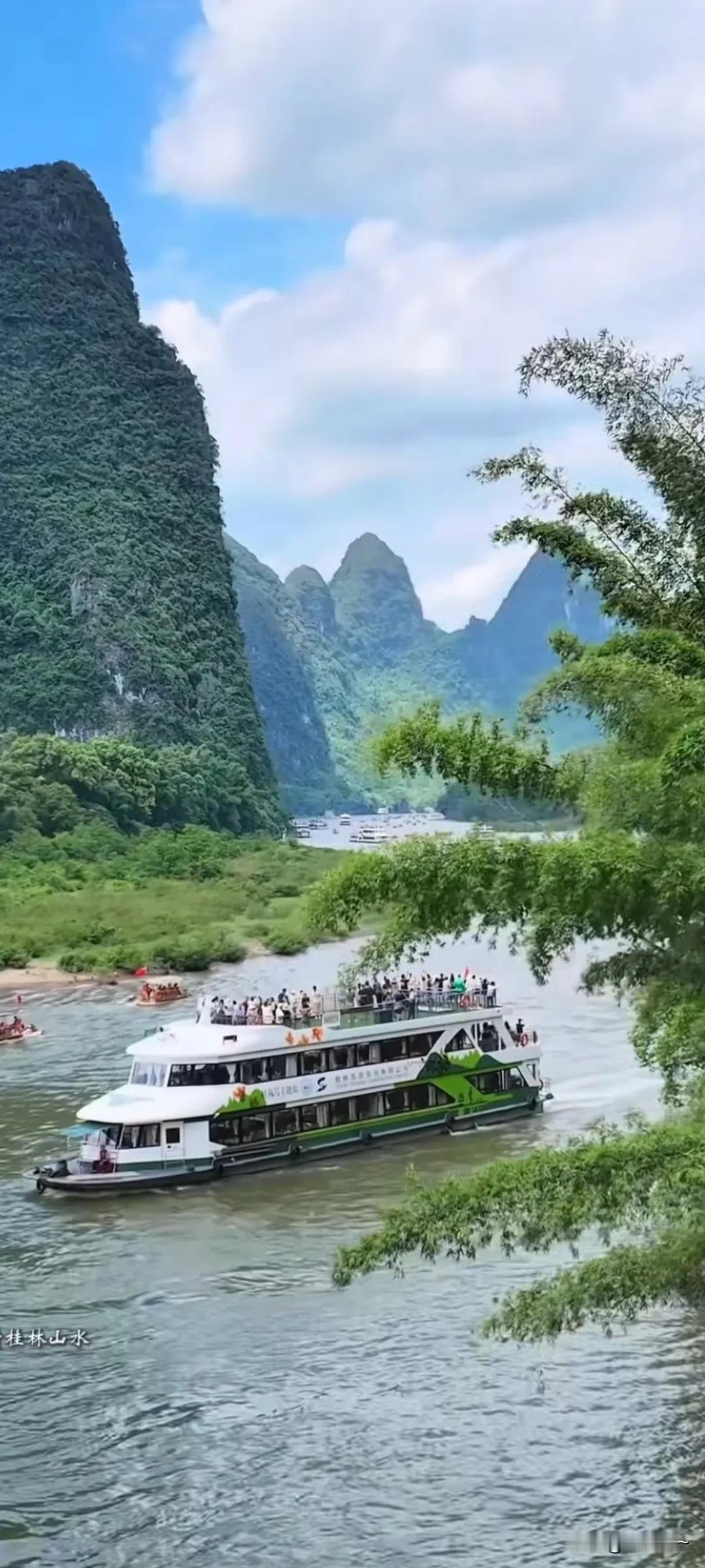 那一抹烟雨的晕染， 宛如岁月的妙笔轻沾。 美颜在其间若隐若现， 是尘世不可言说的