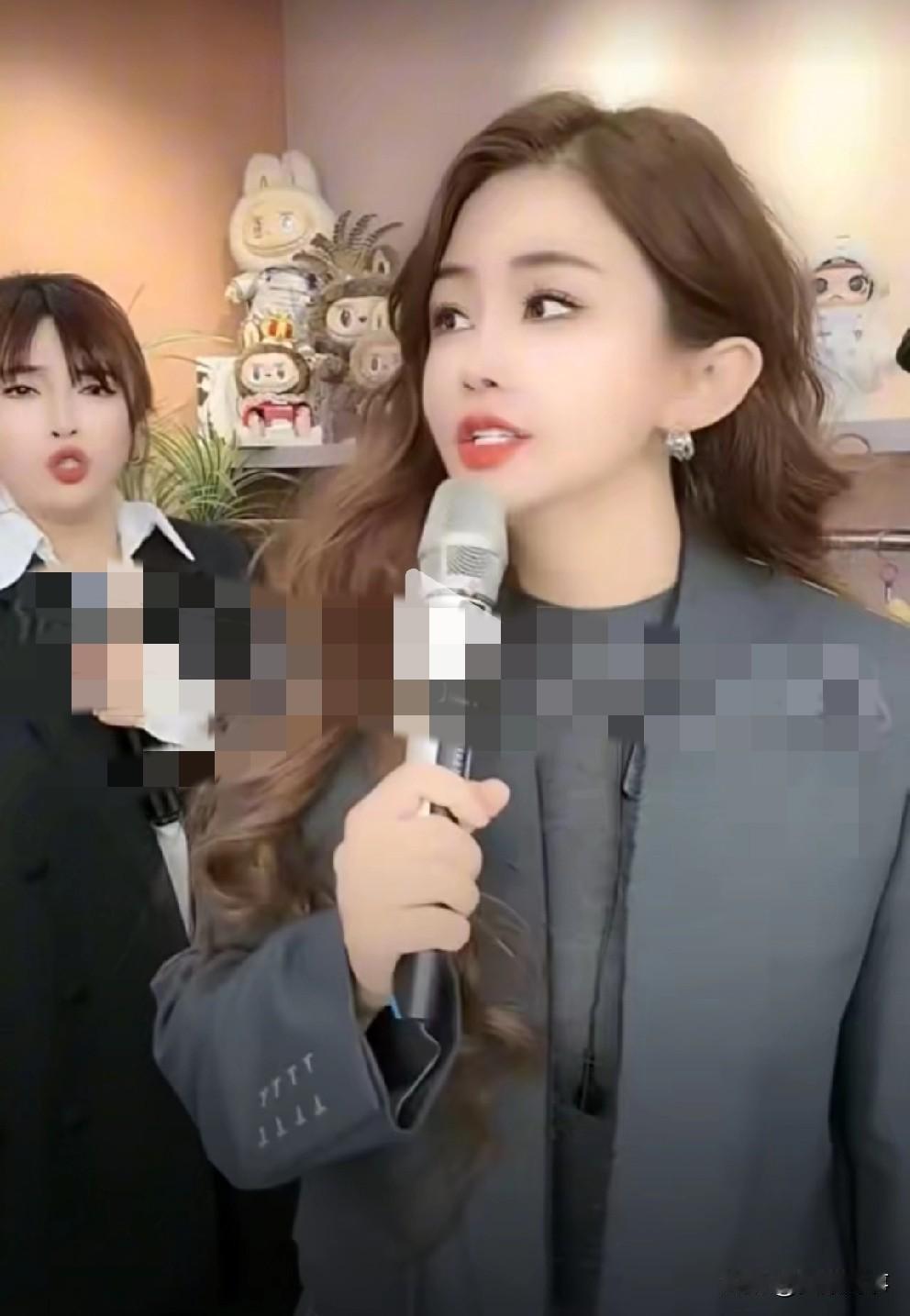 818粉丝激动疯狂，初瑞雪、刘小啦表现拘谨！

          818粉丝热