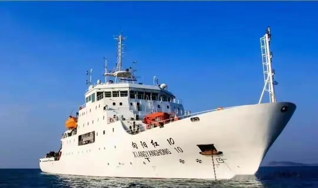 中方两艘向阳红10号”和“珠海云号”慢悠悠到了黄岩岛，船上没别的，满是各种探测设