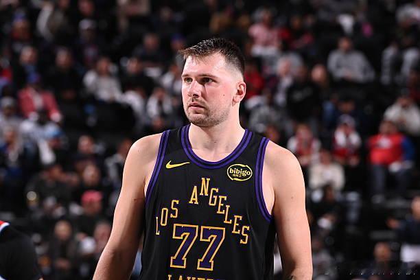 东契奇认为湖人过去三场比赛的下半场防守都做的非常出色，但他们需要找到办法在上半场