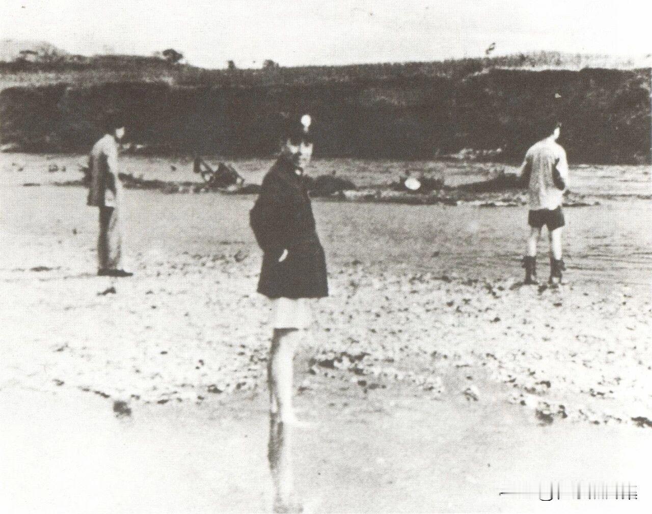 【开国功臣图片故事174】
1946年5月6日，周恩来一行乘车途经湖北黄陂十棵松