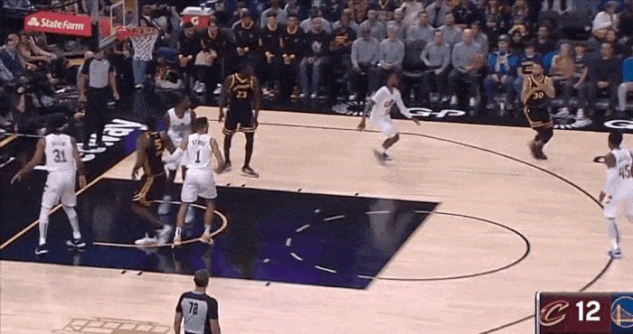 终于明白为什么库里是NBA目前最好的射手，没有之一，今天勇士对阵骑士，维金斯这个