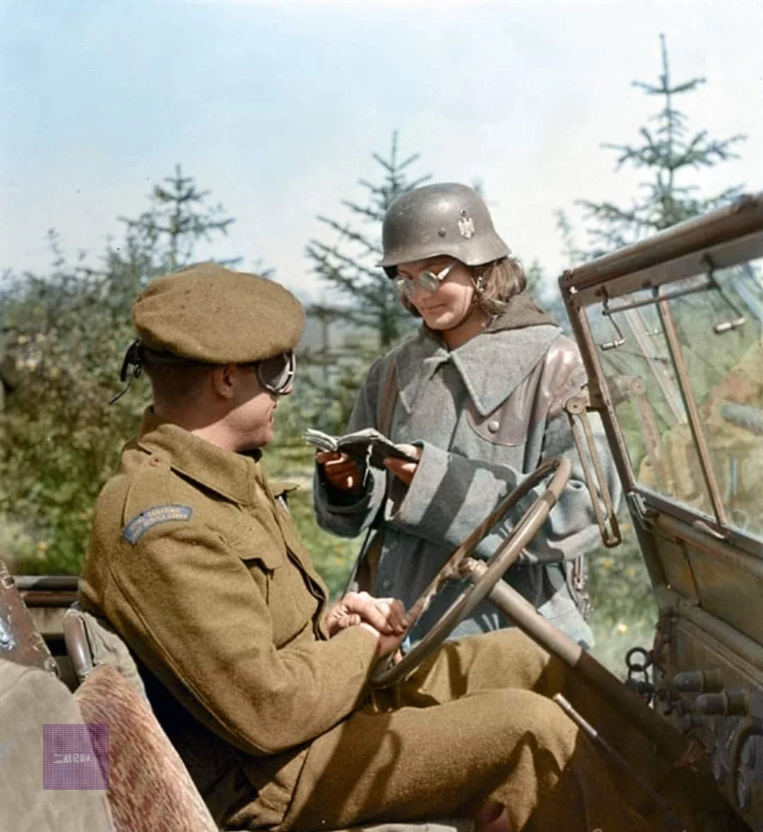 1945年5月7日，一名身穿德军摩托化风衣制服的波兰女军人在德国哈伦以...
