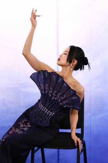 黄龄把扇子穿身上 黄龄这次在舞台上的造型惊艳四座，扇子成衣装，舞动间尽显优雅气质