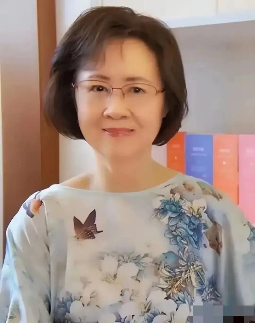 琼瑶母亲得知平鑫涛身为有妇之夫仍追求自己女儿时，顿时怒发冲冠。她见平鑫涛上门来找