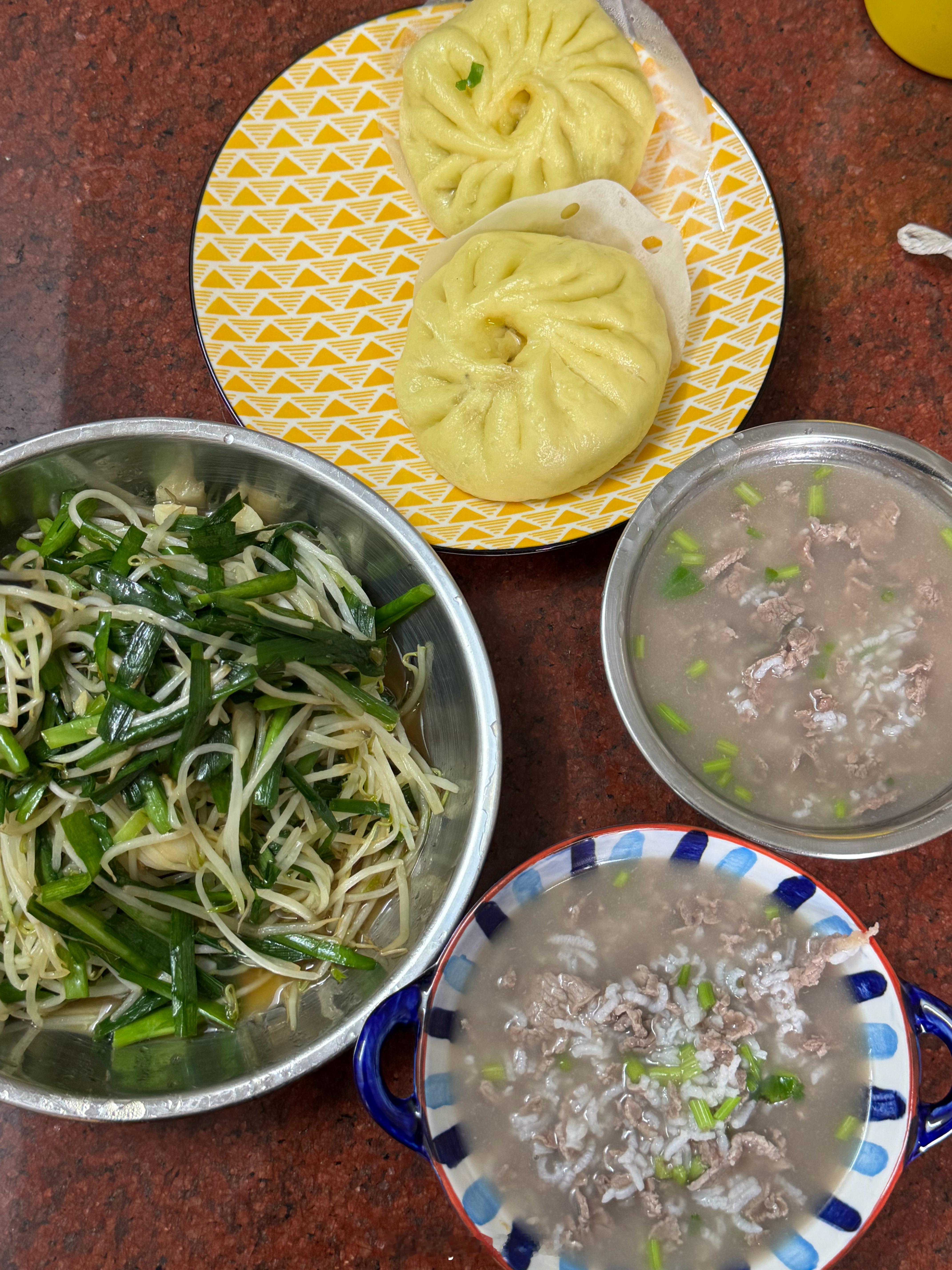 牛肉粥 炒豆芽。包子