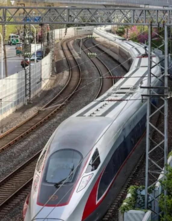 中国为什么执意要发展高铁，而不是廉价航空？因为中国在做一个赌注，赌的就是你用电，