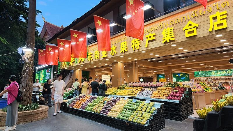 国庆前一周就开始攒着各种祝福的梗，刷到有人说要把“国庆快乐”拆成七天用，每天发一