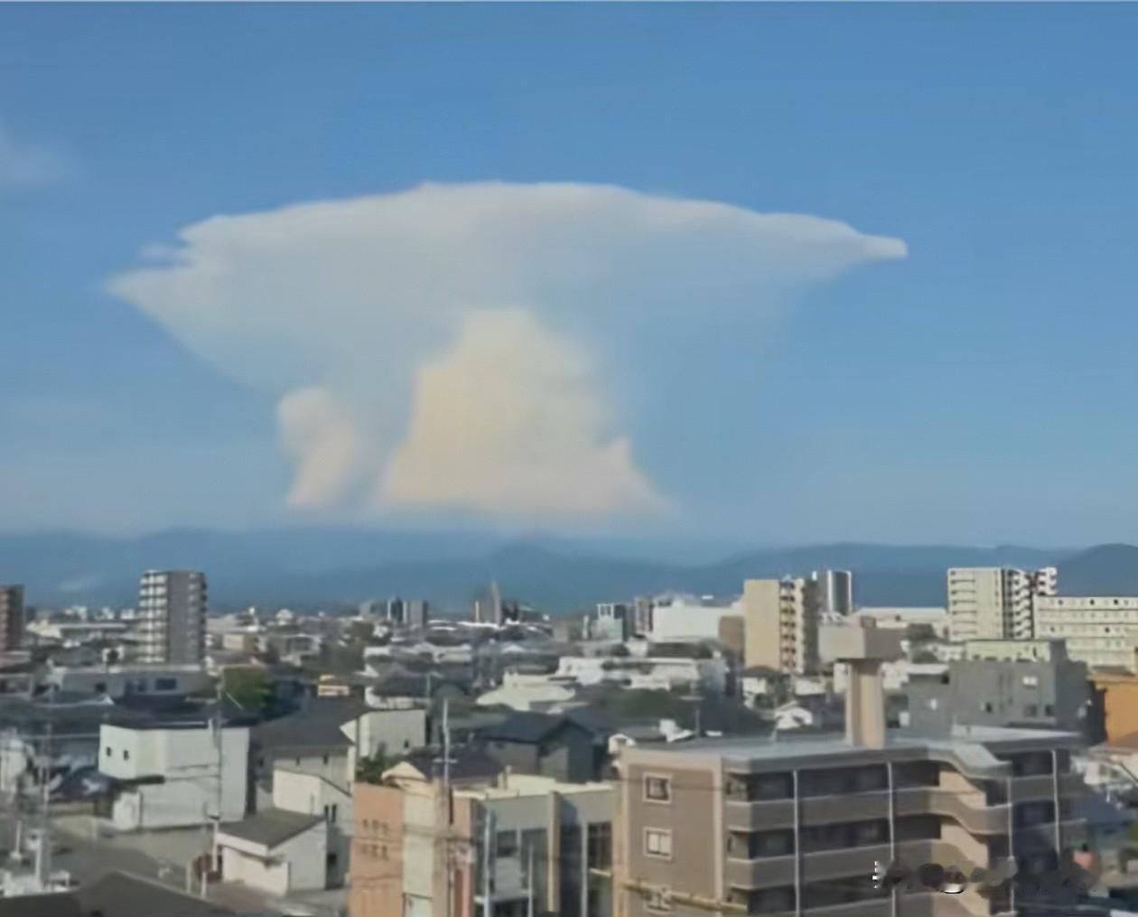 据说这是7月28日，在日本熊本7.1级地震时，天空浮现巨型“蘑菇云”，其实这团“