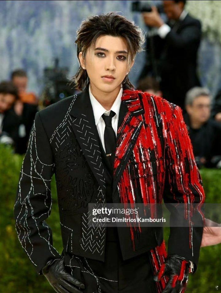 蔡徐坤黑红烟熏异瞳妆造型以前总觉得他是流量偶像，这次Met Gala算是彻底把“