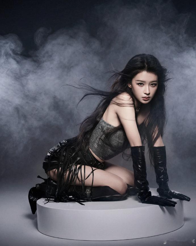 孙怡的发量 孙怡下班路透美翻了，发量茂密显脸小，自带柔光，温柔又灵动。乘风202