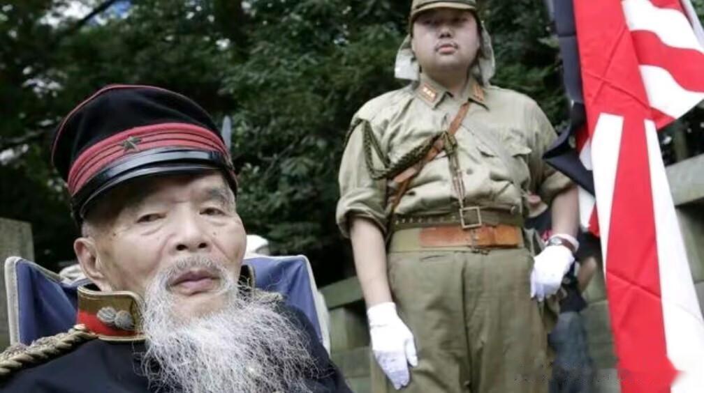 照片中这个90多岁的日本鬼子叫儿熊三郎，是曾经侵华战争中的一名老兵，直到今日他还