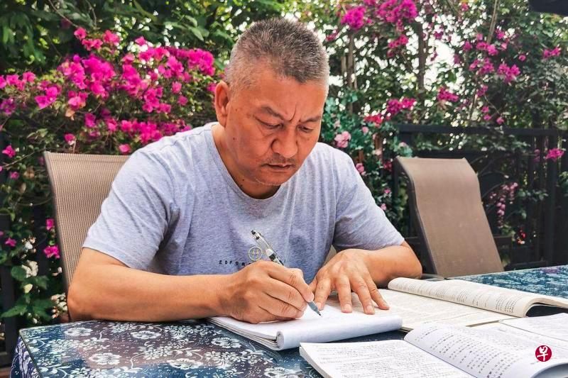 56岁富翁参加人生第27次高考

精神可嘉

我希望他把上大学的机会给年轻人吧。