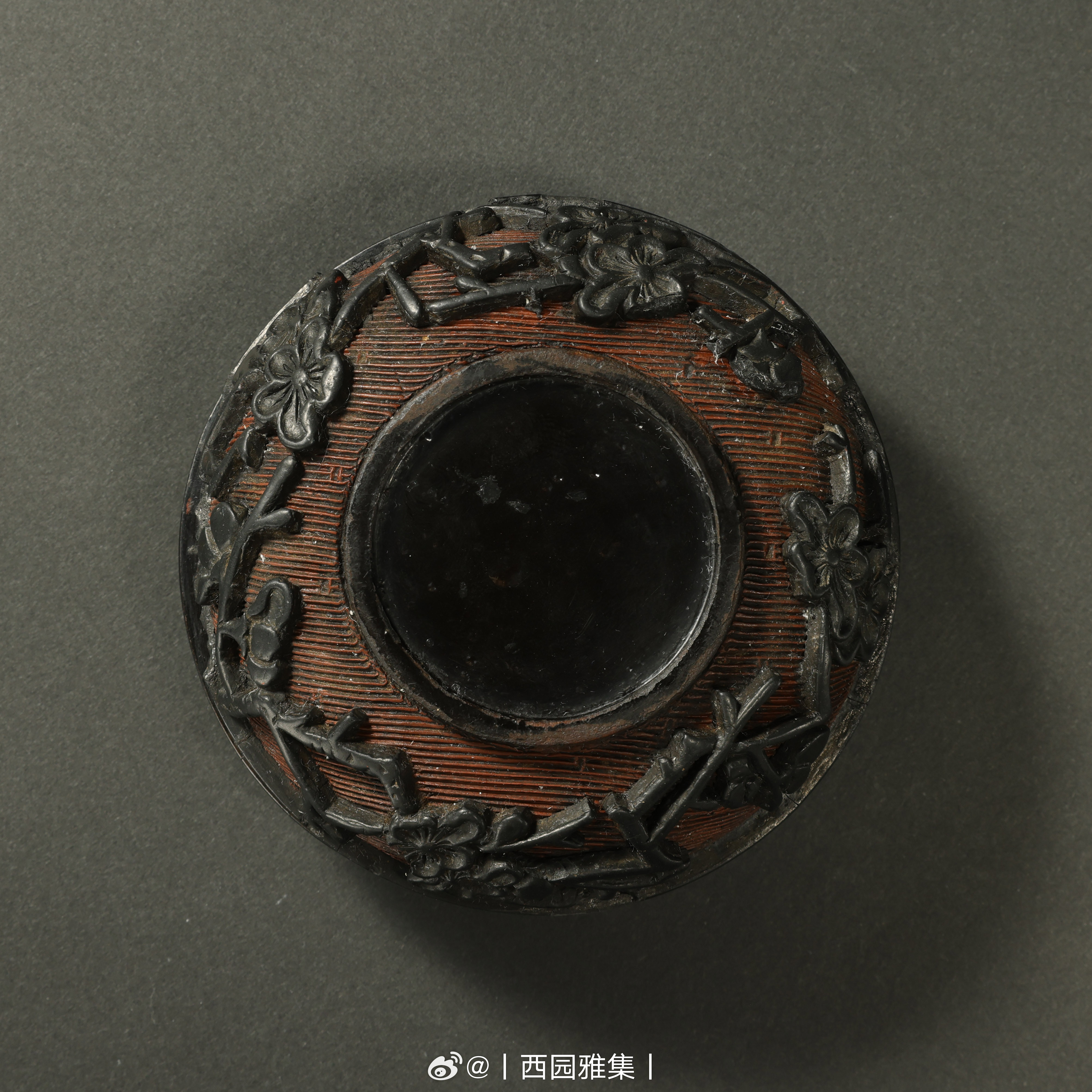 髹饰录 | 清早期 黑漆红地花鸟香盒尺寸：直径8.4cm来源：保利春拍《碧纱窗—