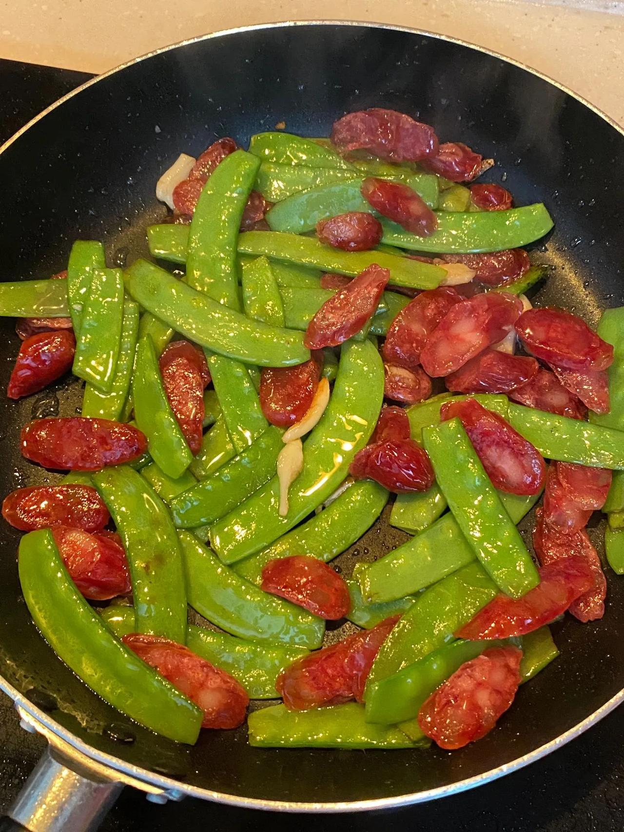 果然荷兰豆的最佳拍档是广式腊肠
荷兰豆炒腊肠应该是广东人饭桌上出场率非常高的一道