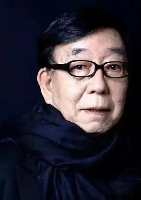 1983年，一位民工胡乱敲击饭盒的节奏被一个人无意间听到，谁曾想，就是这个敲饭盒