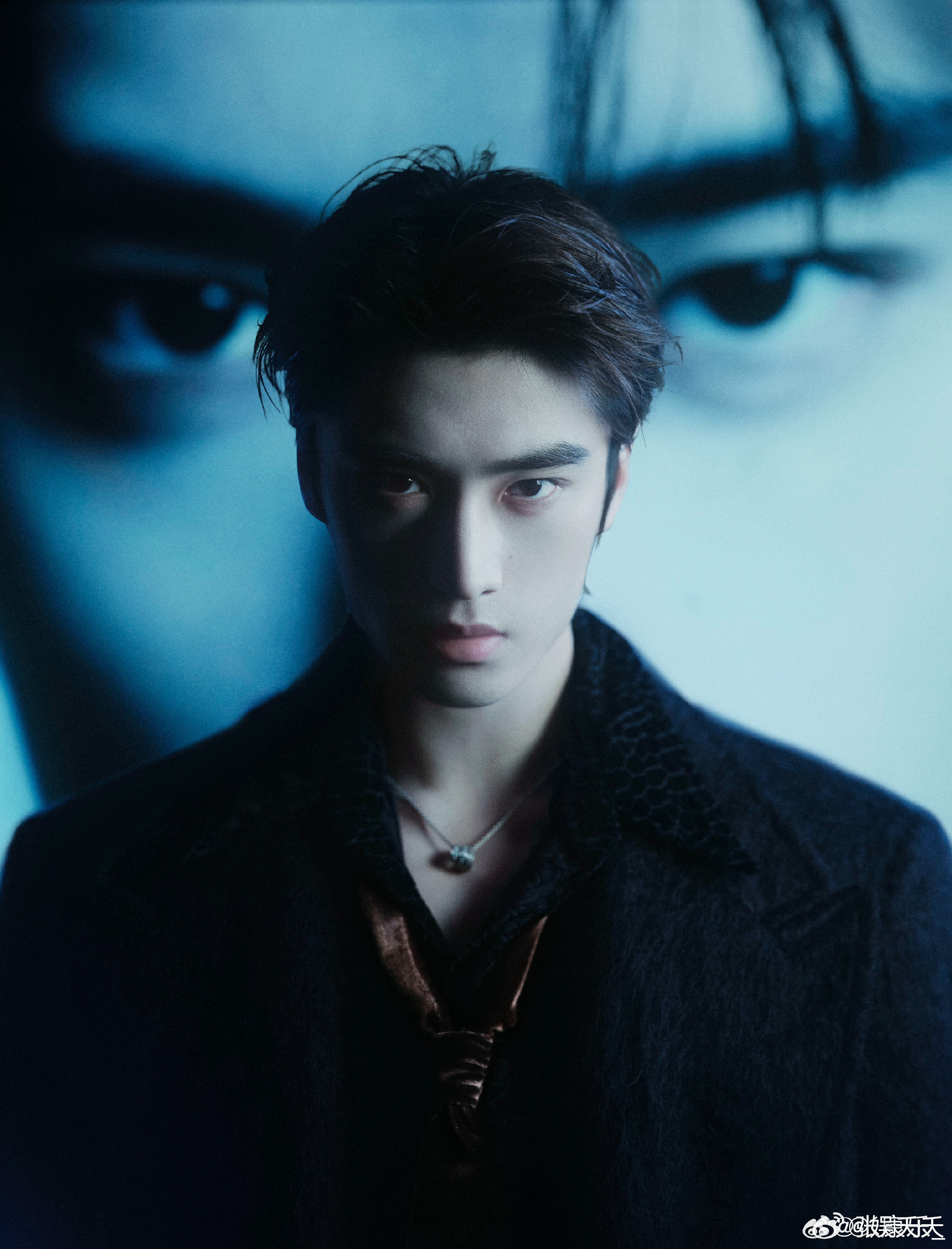 张康乐红毯生图 张康乐眉骨鼻梁线条利落分明，自带冷感贵气。生图直出的神颜，每一帧