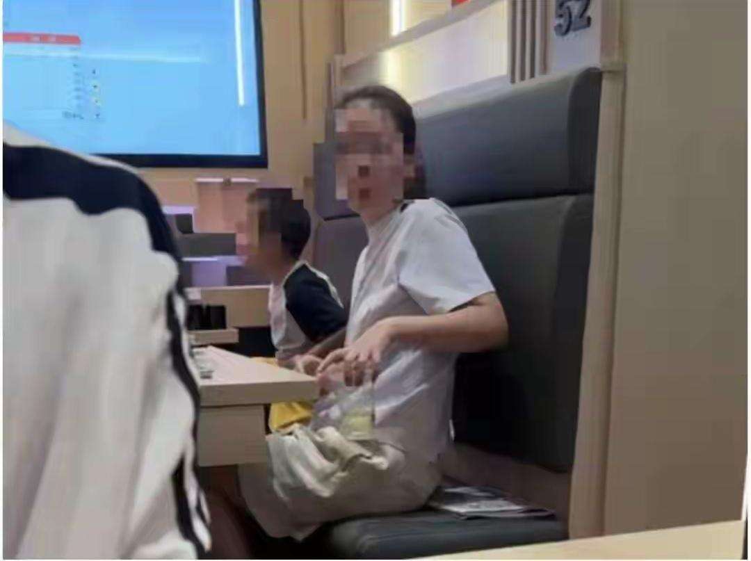 击穿底线，大悦城寿司店女子居然用餐具为孩子接尿！
    昨天，有网友发布视频，